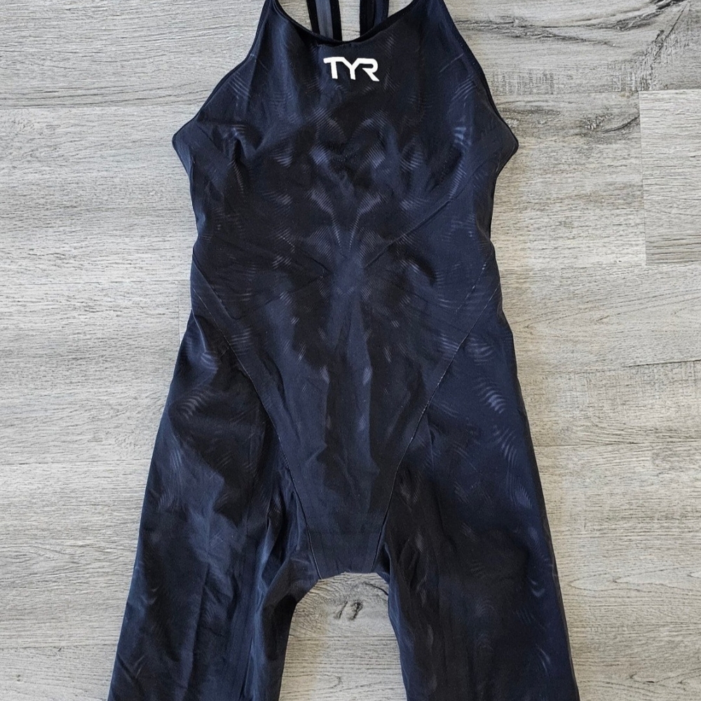TYR Venzo Genesis Open Back Tech Suit Size 32